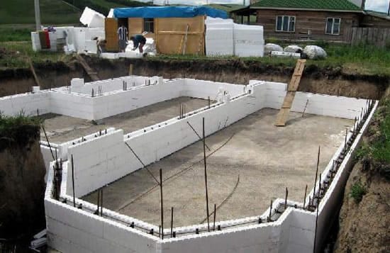 Возводим опалубку для стен цокольного этажа